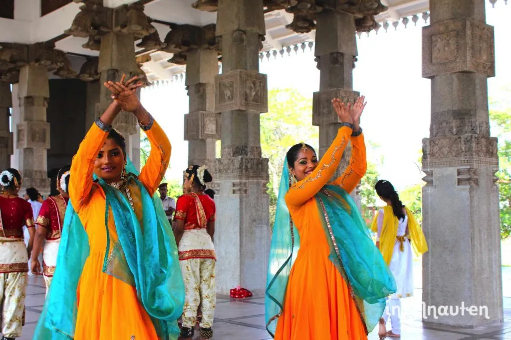 Traditionelle Tänzerinnen in bunten Saris bei einem Tempel in Sri Lanka