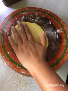 Teigkugel auf dem Chapati-Brett flach drücken