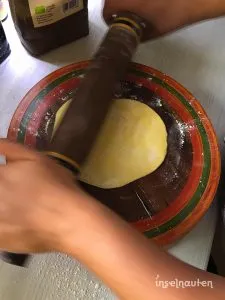 Roshi-Teig mit dem Chapati-Roller ausrollen