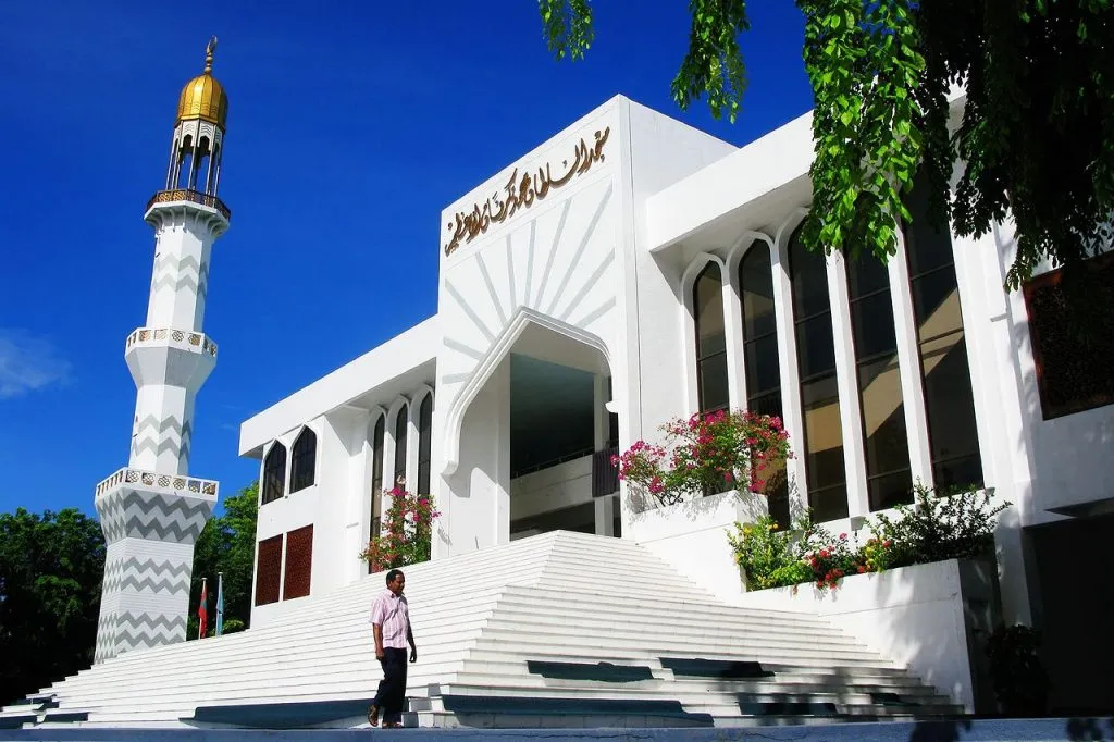 Die goldene Kuppel des Islamischen Zentrums über der Skyline von Malé