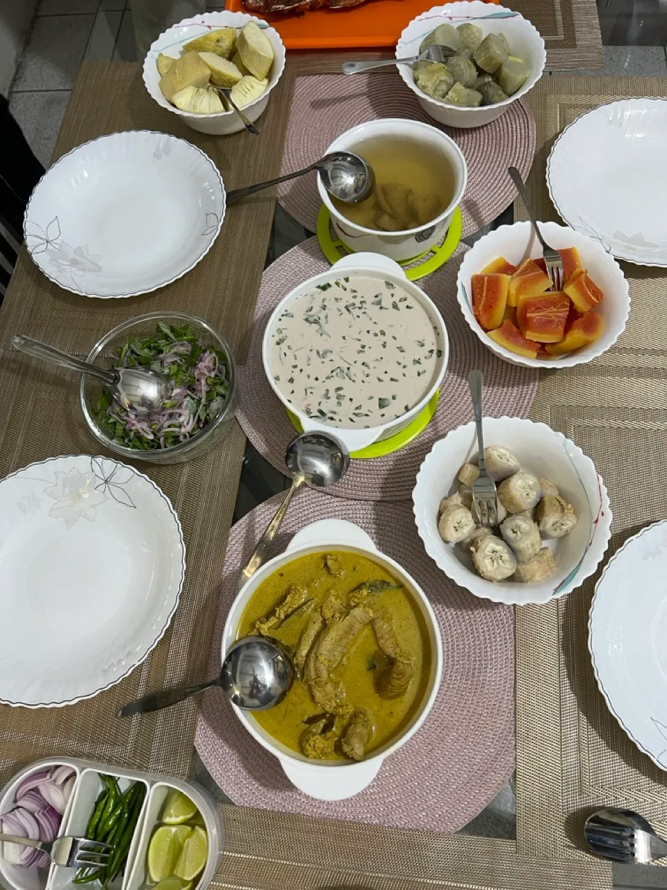 Reich gedeckte Iftar-Tafel mit Fischcurry, Garudhiya, Früchten und Beilagen