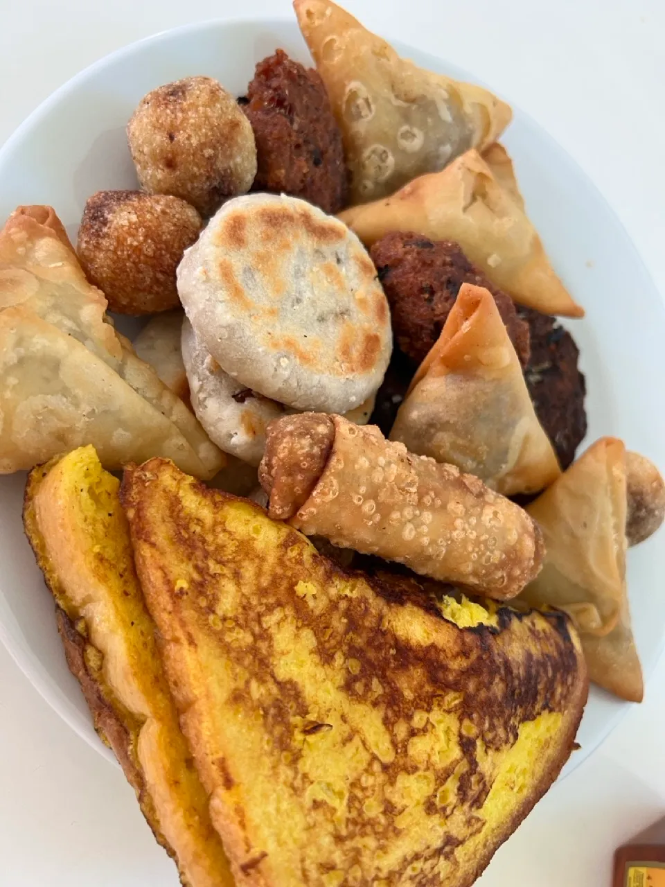 Teller mit maledivischen Hedhikaa-Snacks wie Samosas, Gulha und Bajiya