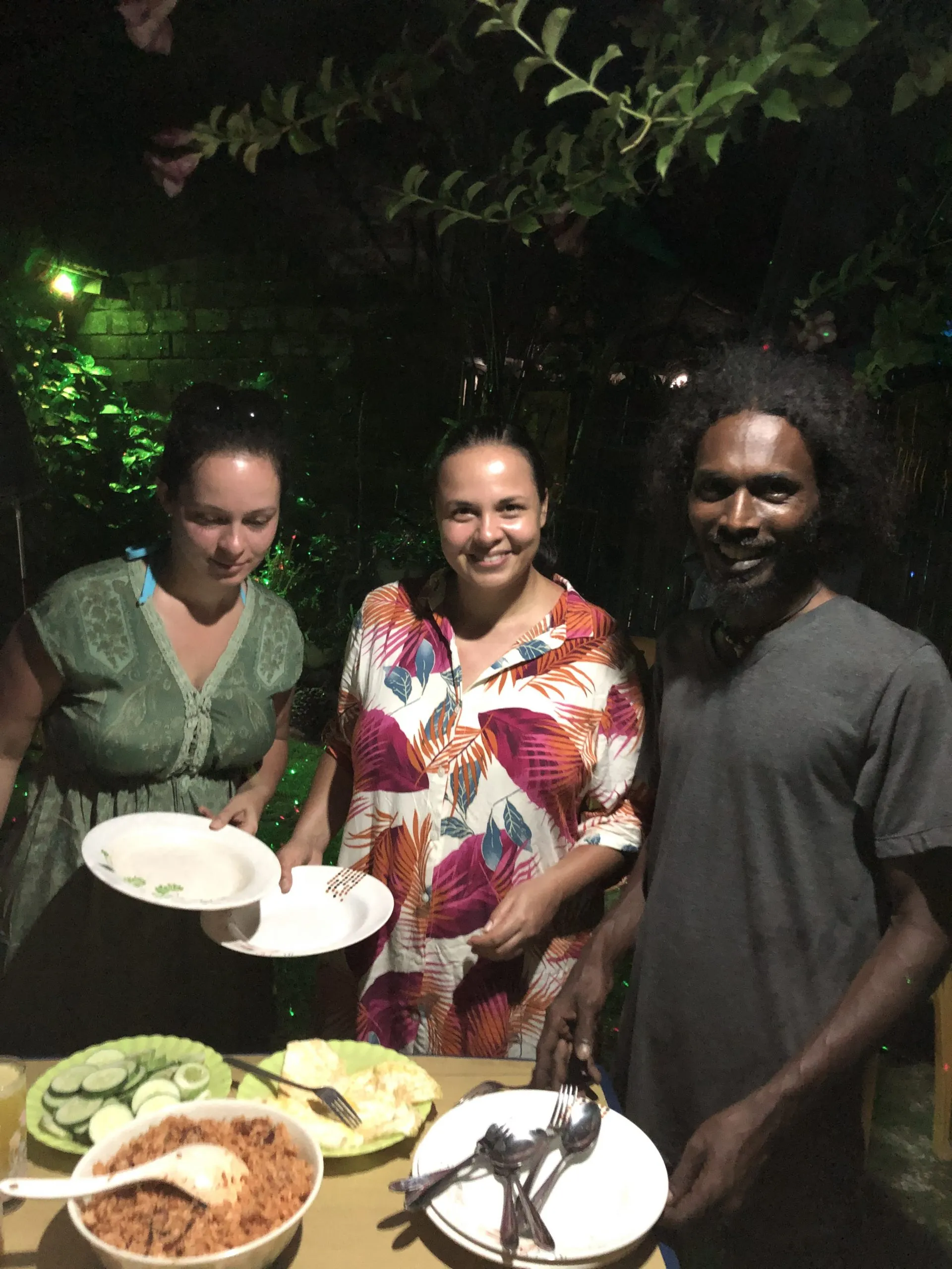 Gemeinsames Abendessen im Garten des Homestays