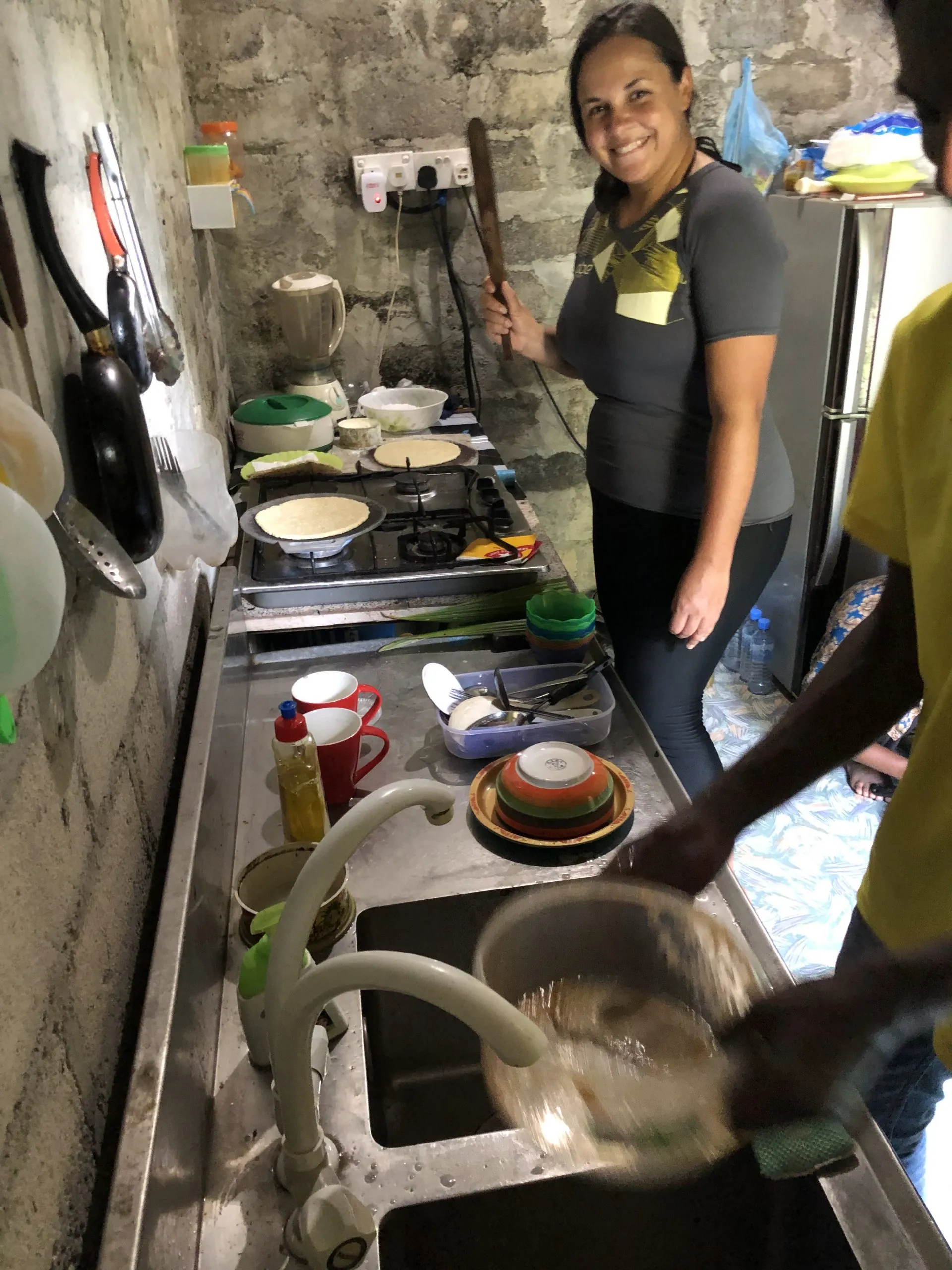 Roshi backen in der Küche der Gastfamilie
