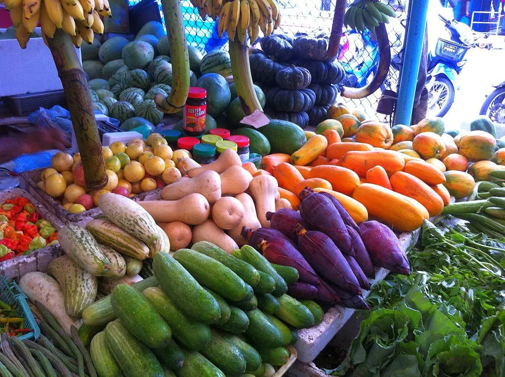 Stände mit exotischen Früchten und Gemüse in der Markthalle von Malé