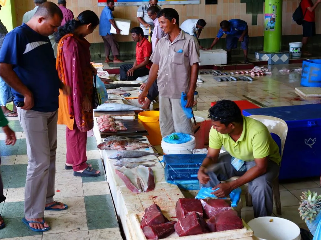 Frischer Thunfisch und andere Fische auf dem Fischmarkt von Malé