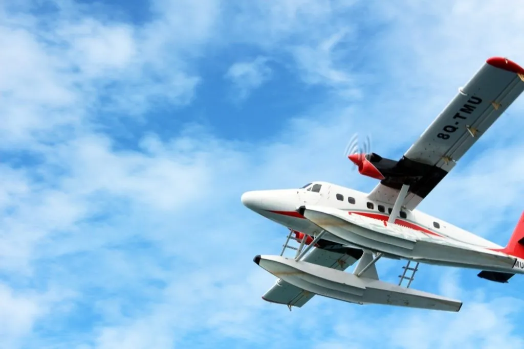 Wasserflugzeug am Steg auf den Malediven