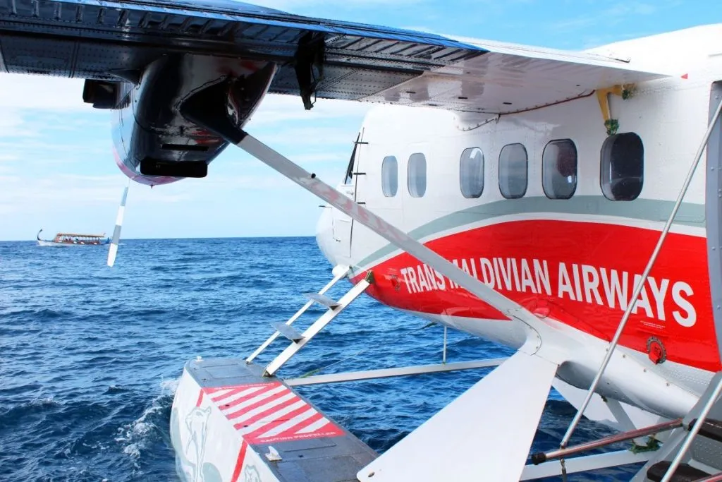 Wasserflugzeug im Landeanflug auf den Malediven