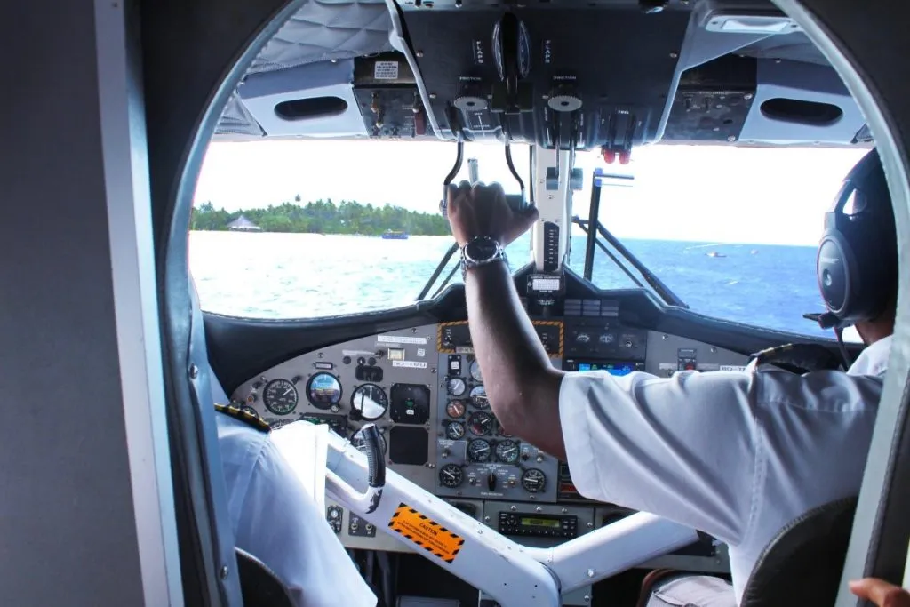 Blick aus dem Cockpit eines Wasserflugzeugs auf den Malediven