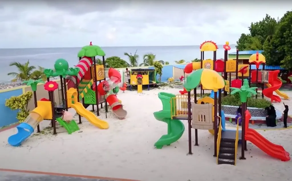 Kinderfreundlich Malediven Bunter Kinderspielplatz aus Plastik auf der Insel Ukulhas