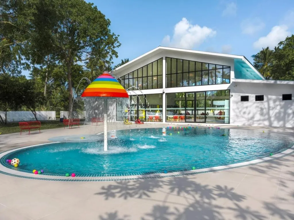 Außenansicht des Kids Clubs im Villa Park Resort auf den Malediven
