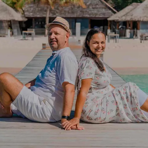Yami und Toddy auf einem Steg auf den Malediven
