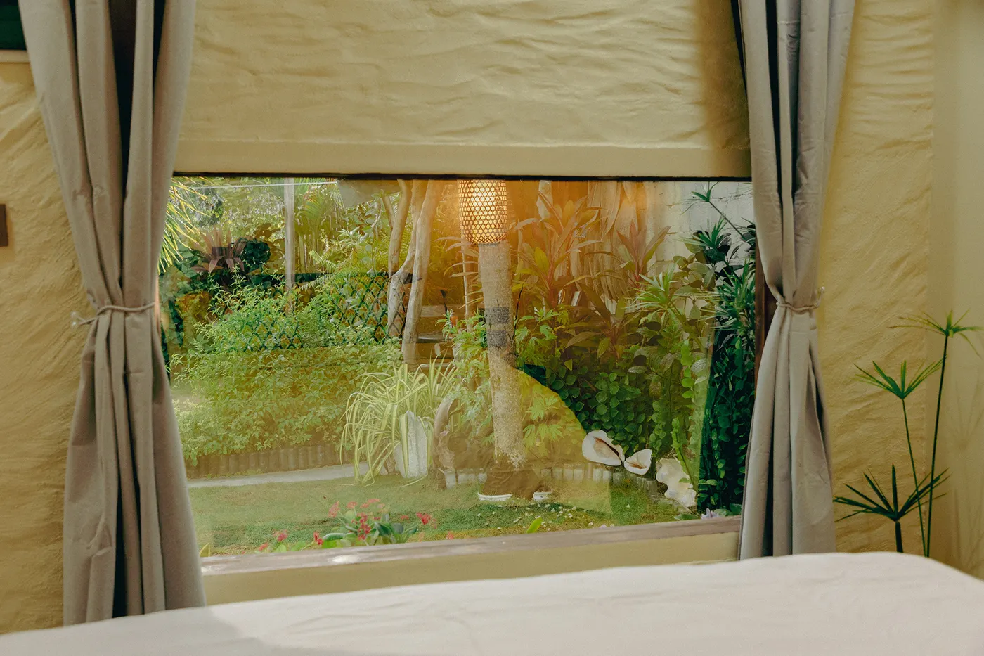 Blick aus dem Fenster des Zimmers direkt in den Garten