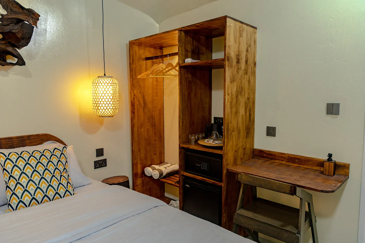 Kleiderschrank mit Safe, Minibar und kleinem Schreibtisch