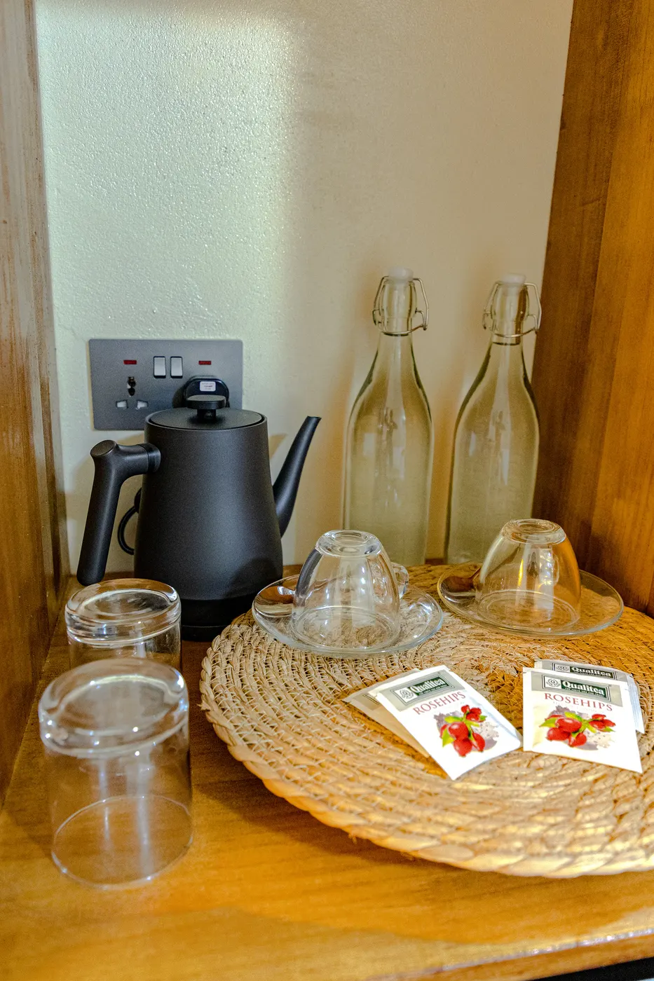 Teeecke im Zimmer mit Wasserkocher und Tassen