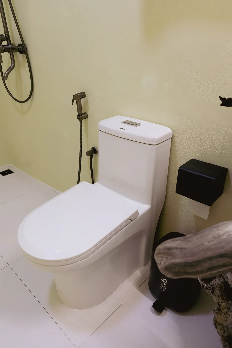 Toilette im eigenen Bad des Homestay-Zimmers
