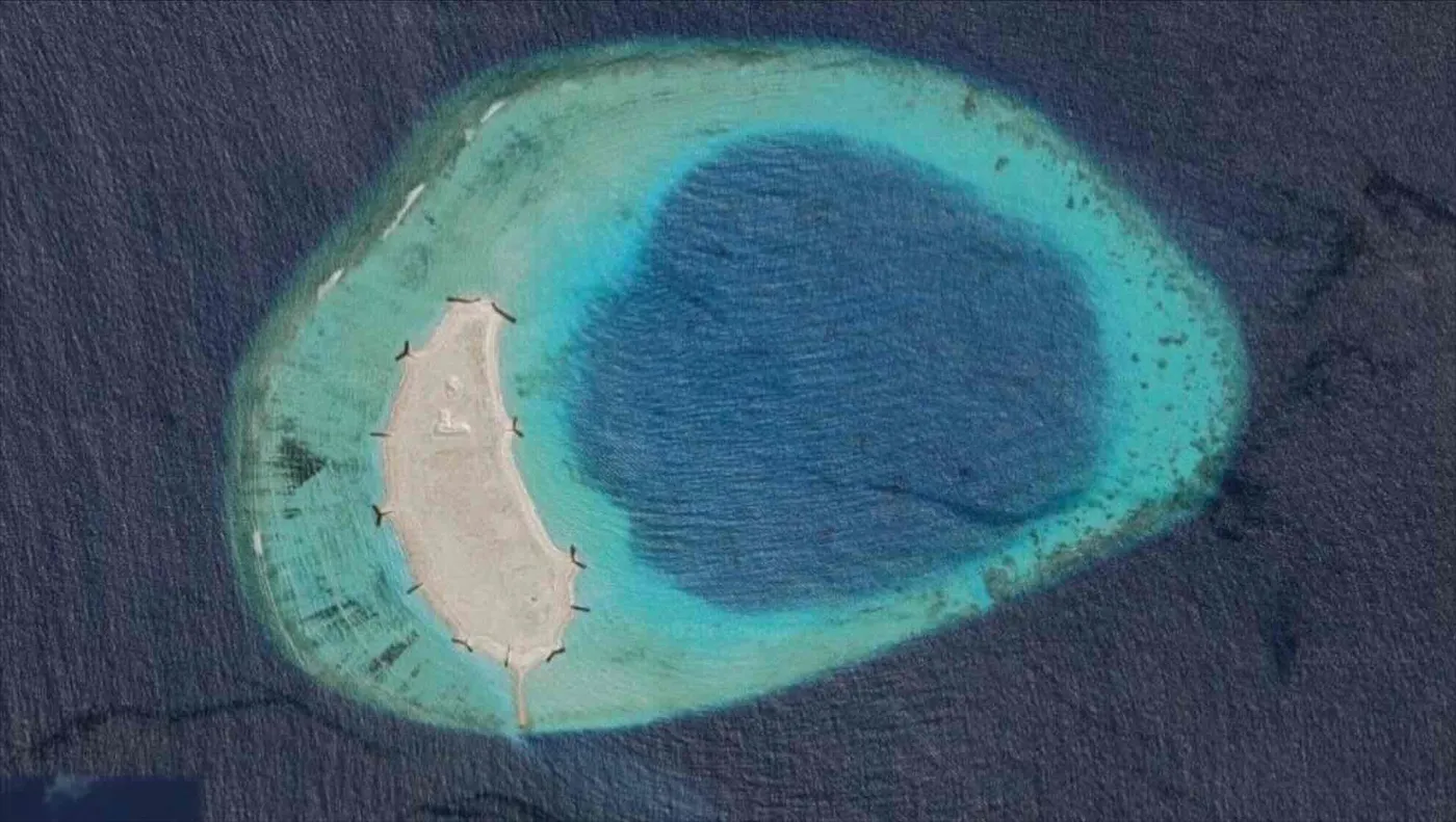 Frisch aufgeschüttete Insel auf den Malediven ohne jede Vegetation, umgeben von einer runden Lagune