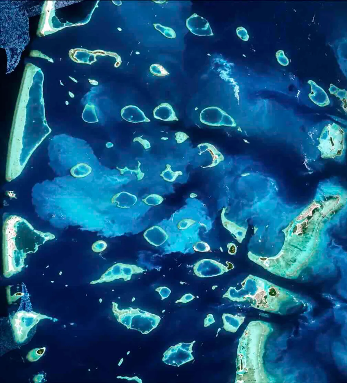 Satellitenbild einer Sedimentwolke im südlichen Malé-Atoll auf den Malediven