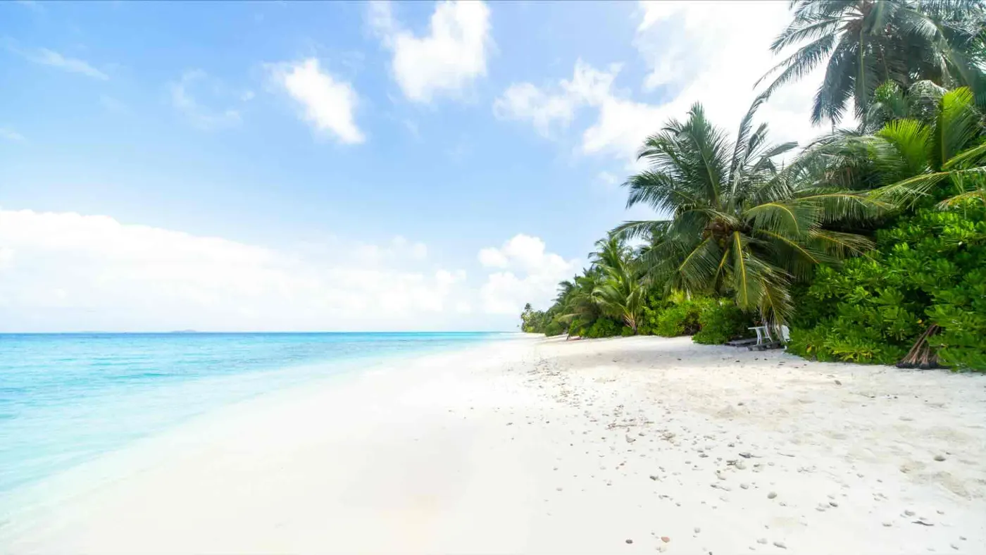 Leerer, menschenleerer Sandstrand auf Dhigurah, wie er häufig in Online-Bildern gezeigt wird