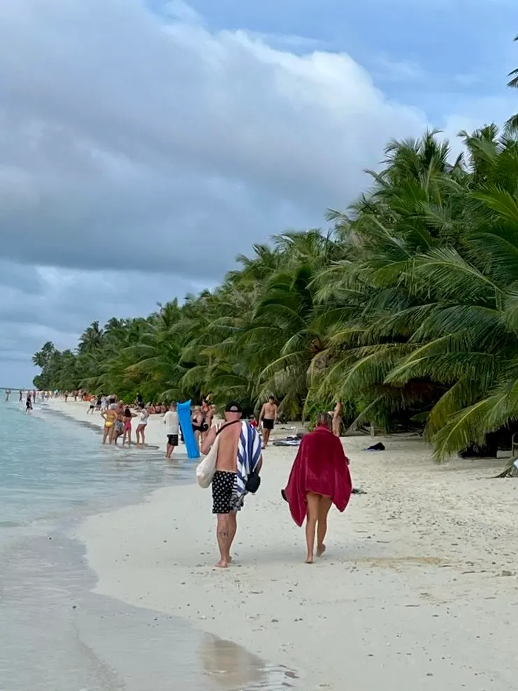 Dutzende Touristen am Strand von Dhigurah während der Hauptsaison